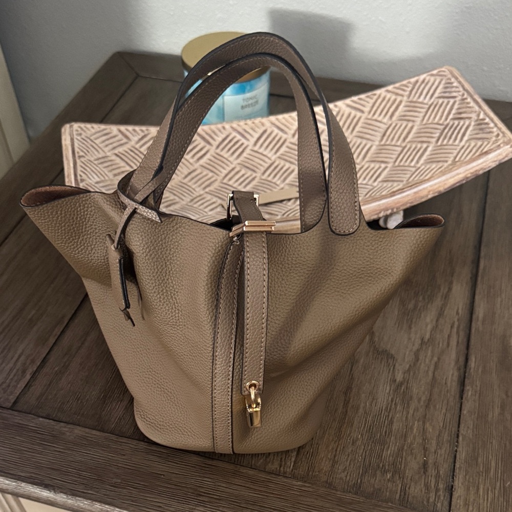 Elegant Tan Leather Tote Bag